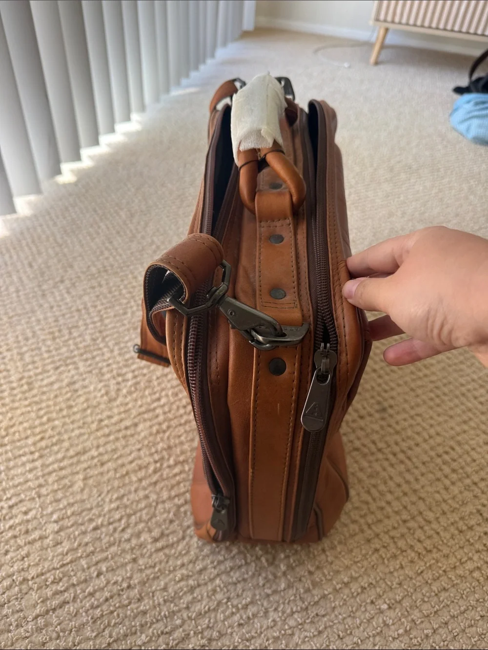 Avenues Men's Leather Messenger Bag in Brown Leather